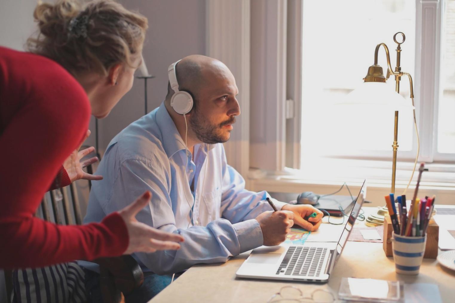 Moderne Arbeitsumgebung mit Fokus auf Zusammenarbeit und Lernen
